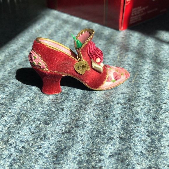 Carlton Cards Shoe ornament 2000 - Picture 2 of 11